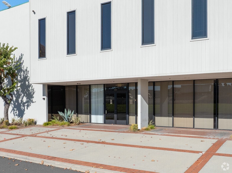 303-335 W Artesia Blvd, Compton, CA for lease - Building Photo - Image 3 of 5