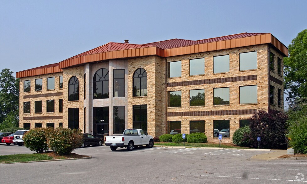 1000 Edgewater Pt, Lake Saint Louis, MO à louer - Photo du bâtiment - Image 1 de 11