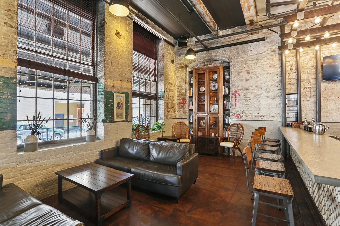 1051 Annunciation St, New Orleans, LA 70130 - Unit Restaurant - - Interior Photo - Image 2 of 11