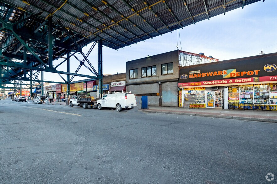 6204 Roosevelt Ave, Flushing, NY à louer - Photo du bâtiment - Image 2 de 3