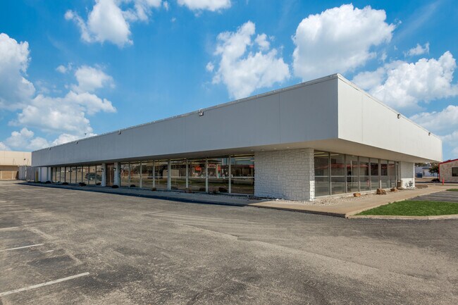 Plus de détails pour 12925 Lyndon B Johnson Fwy, Garland, TX - Local d'activités à louer