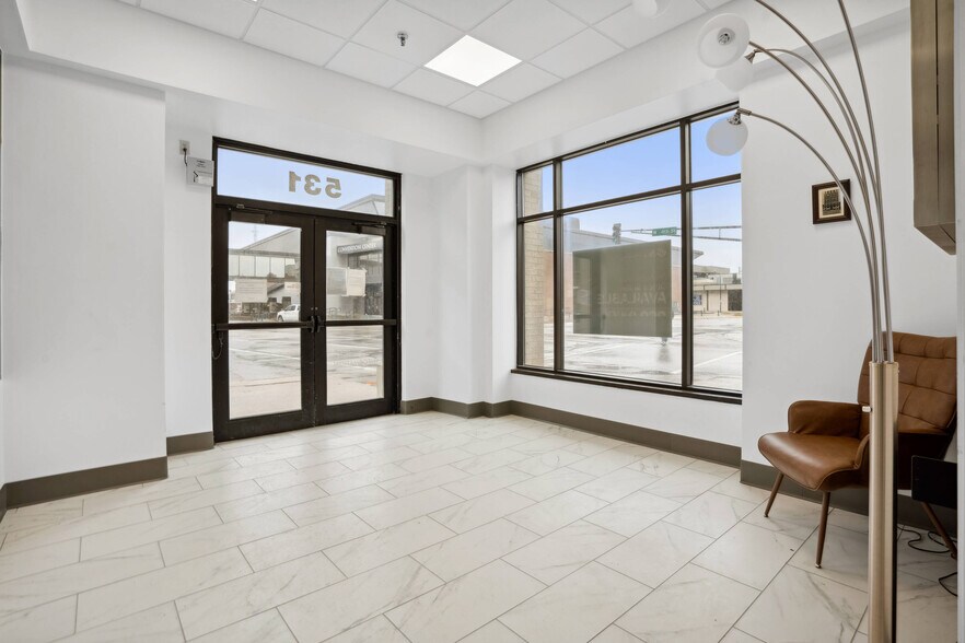 531 Commercial St, Waterloo, IA à louer - Photo intérieure - Image 2 de 3