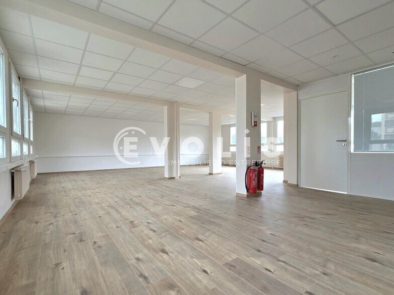 Office in Ivry-sur-Seine for lease - Interior Photo - Image 3 of 9