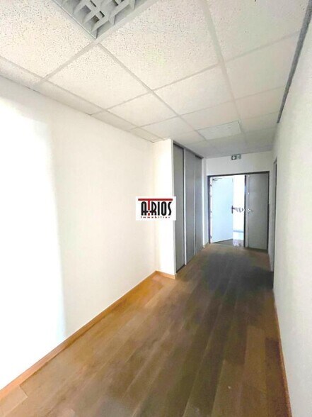 Office in La Garde for lease - Interior Photo - Image 3 of 3