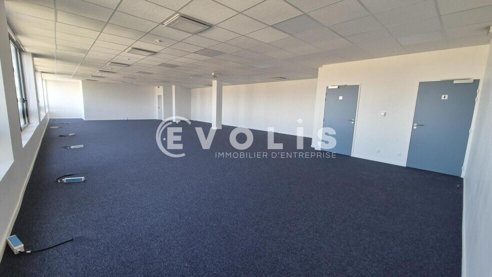 Office in Chessy for lease - Interior Photo - Image 3 of 7