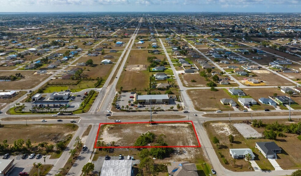 717-727 Kismet Pky, Cape Coral, FL à vendre - Photo du bâtiment - Image 3 de 9