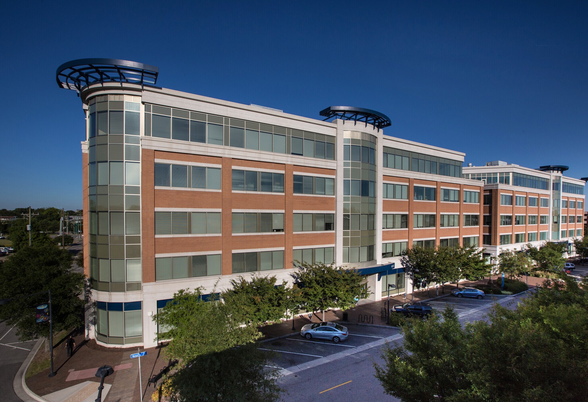 4211 Monarch Way, Norfolk, VA à louer Photo du bâtiment- Image 1 de 2
