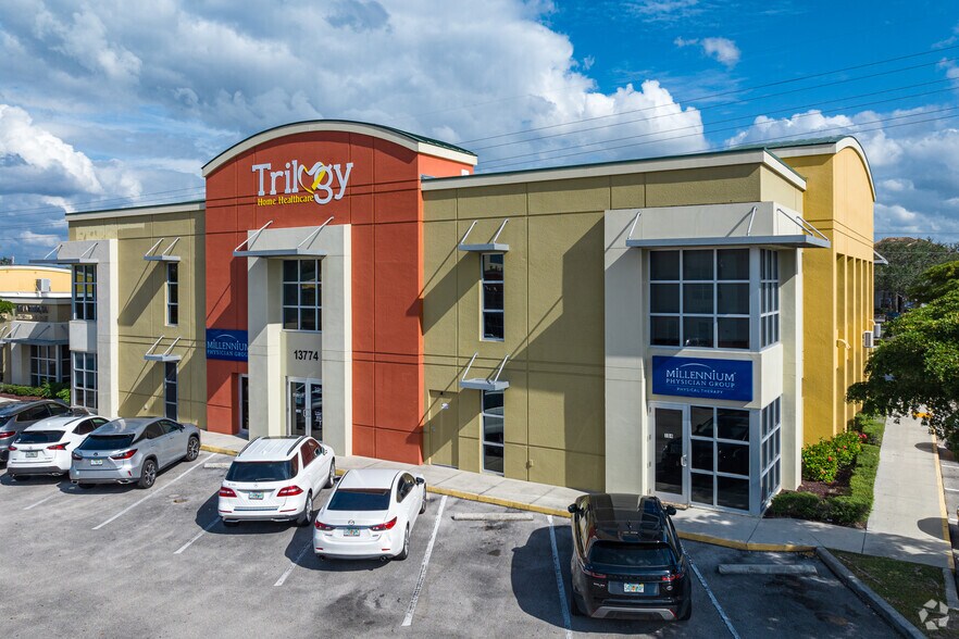 13774 Plantation Rd, Fort Myers, FL à louer - Photo principale - Image 1 de 36