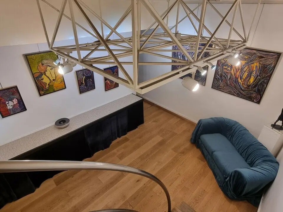 Retail in Paris for lease Interior Photo- Image 1 of 2