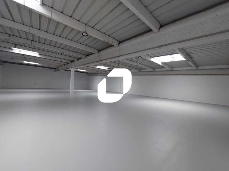 Flex in Coignières for lease - Interior Photo - Image 3 of 10