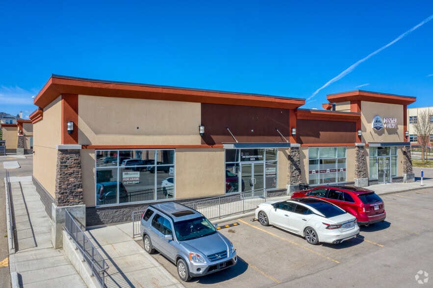 200 Southridge Dr, Okotoks, AB for lease - Building Photo - Image 1 of 6