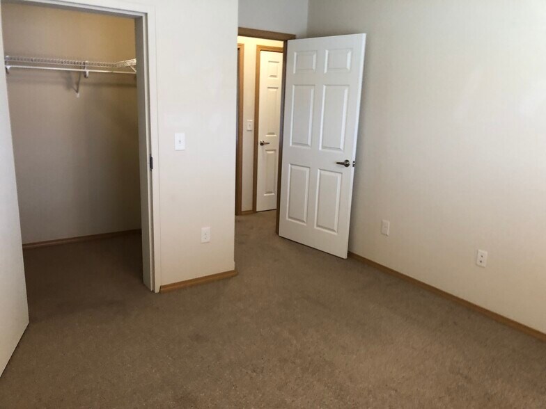 201 E Karla Ave, Haysville, KS à vendre - Photo intérieure - Image 2 de 4