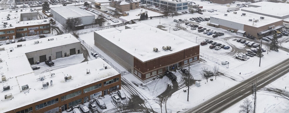 1250 Kerrisdale Blvd, Newmarket, ON à vendre - Photo du bâtiment - Image 3 de 13