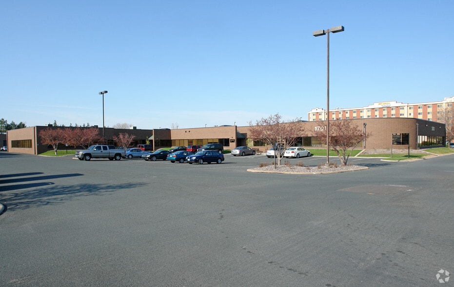 1701 E American Blvd, Bloomington, MN for lease - Building Photo - Image 3 of 6