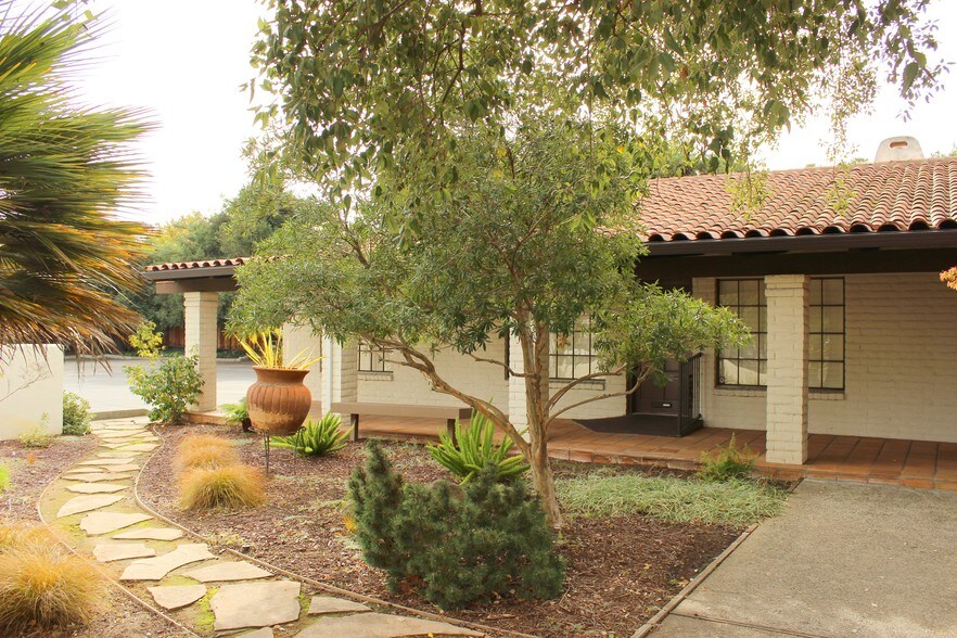 2450 Samaritan Dr, San Jose, CA à louer - Photo du bâtiment - Image 1 de 10