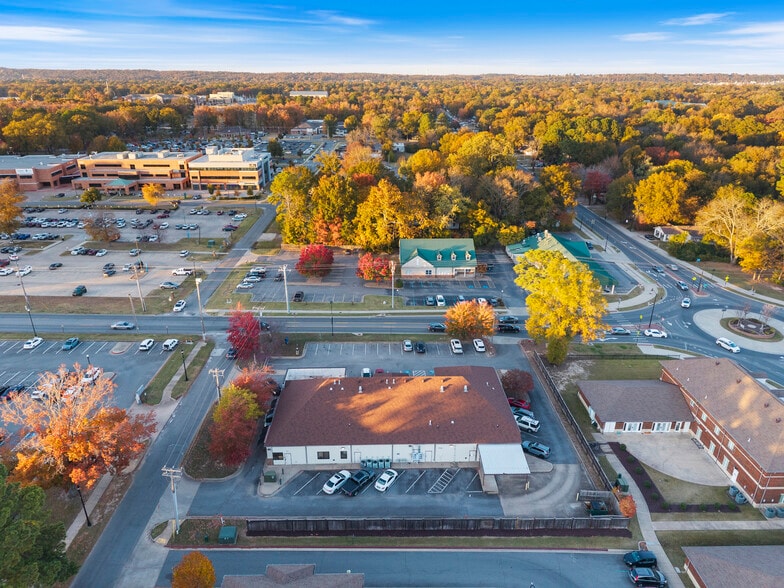 2125 College Ave, Conway, AR à louer - Photo du bâtiment - Image 3 de 16