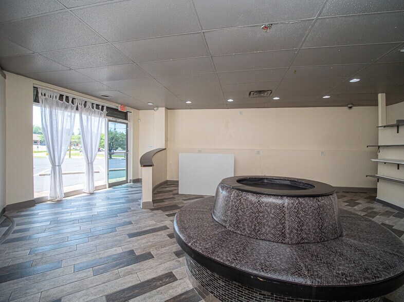 916 Hempstead Dr, Cincinnati, OH for lease - Building Photo - Image 2 of 17