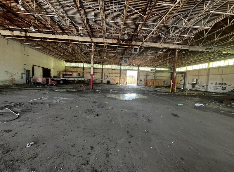 296 Robert E Cox Rd, Corbin, KY for sale - Interior Photo - Image 2 of 17