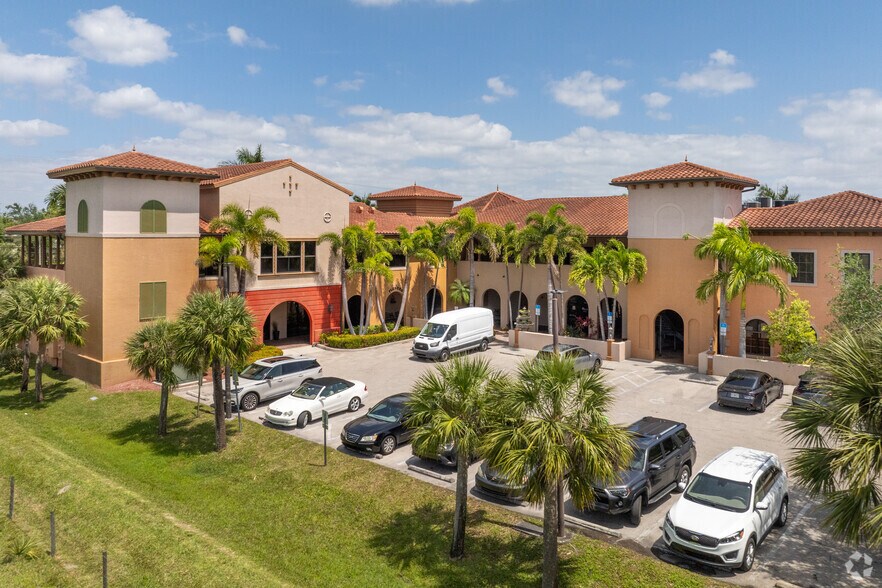 9681 Gladiolus Dr, Fort Myers, FL à louer - Photo du bâtiment - Image 2 de 18