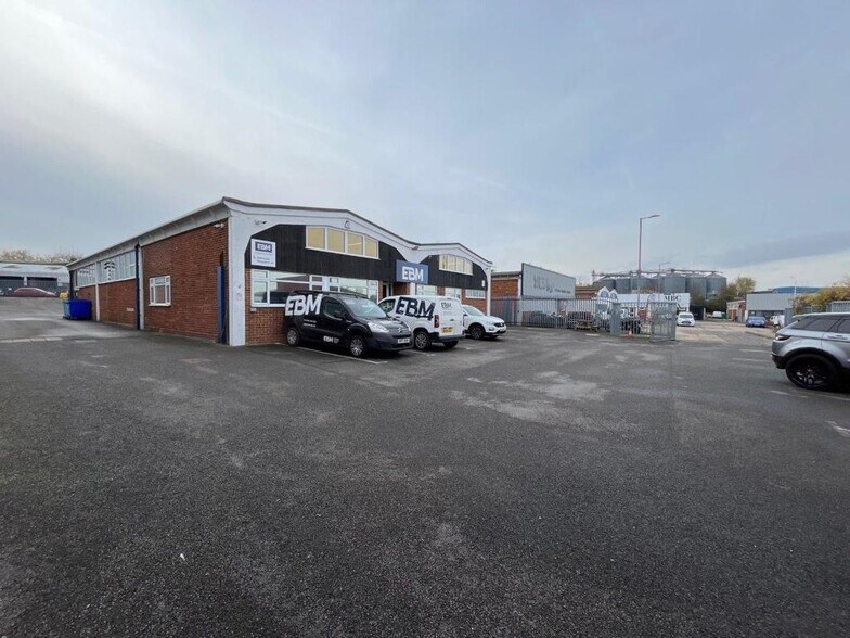 9 Crittall Rd, Witham à louer - Photo du bâtiment - Image 3 de 10