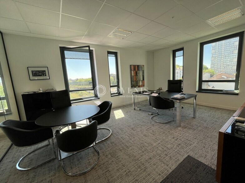 Office in Creteil for sale - Interior Photo - Image 1 of 5