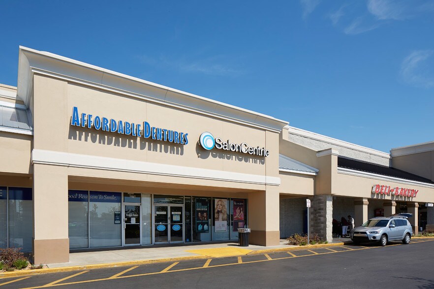 6210 Commercial Way, Weeki Wachee, FL for lease - Building Photo - Image 2 of 6