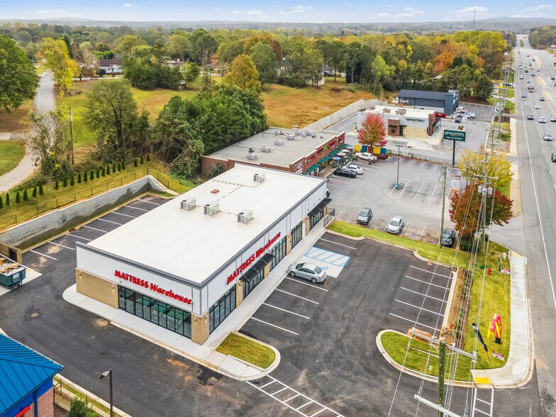 5326 Wade Hampton Blvd, Taylors, SC à vendre - Photo du bâtiment - Image 2 de 4