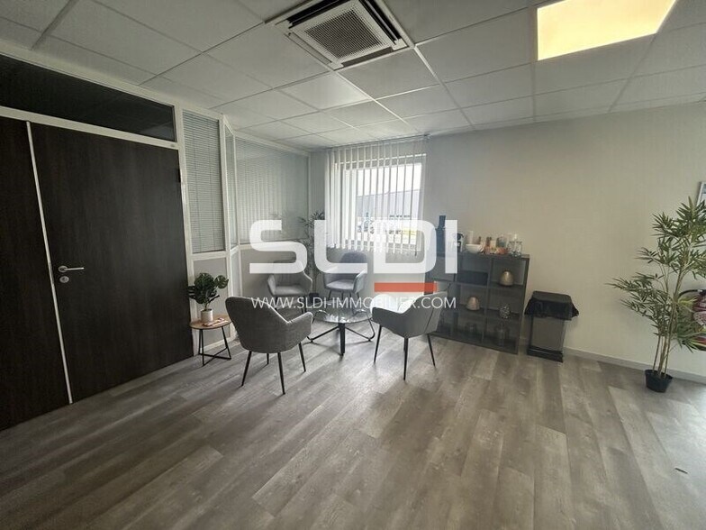 Flex in Reyrieux for lease - Interior Photo - Image 3 of 9