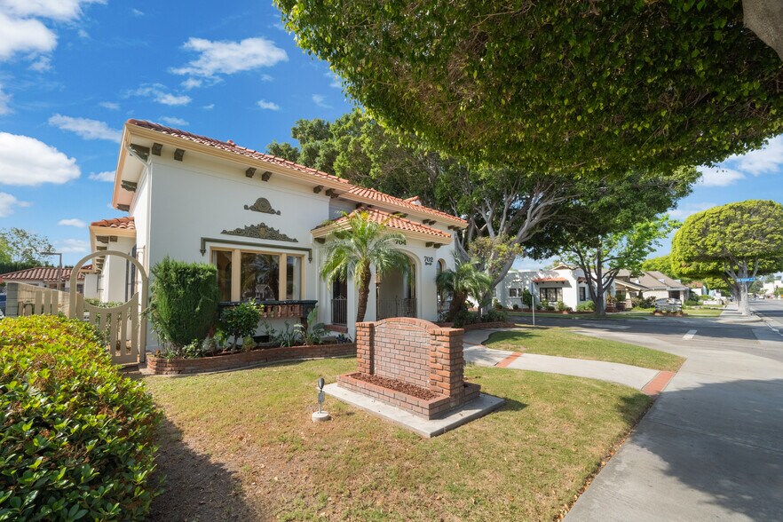 702-704 E Chapman Ave, Orange, CA à louer - Photo du bâtiment - Image 3 de 48