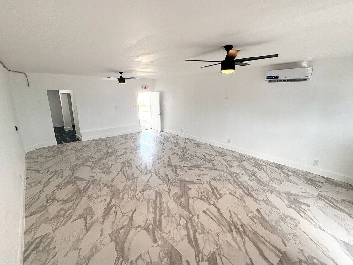 221-225 N Dixie Hwy, Hallandale Beach, FL for lease Interior Photo- Image 1 of 6