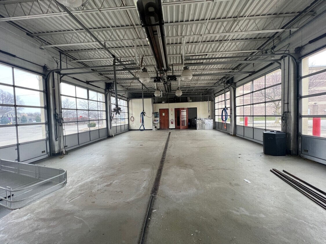 560 N State Road 135, Greenwood, IN for lease Interior Photo- Image 1 of 2