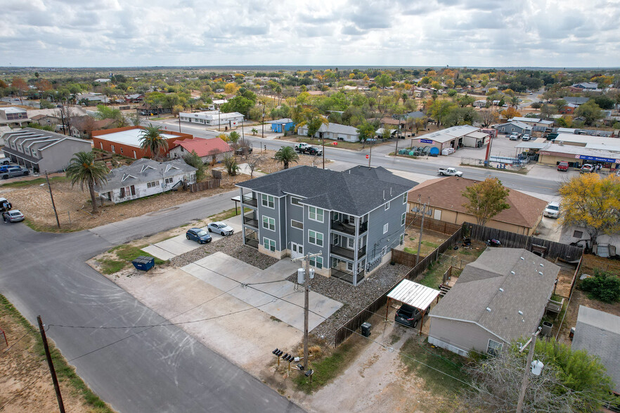 1200 W Houston St, Carrizo Springs, TX à vendre - Photo du bâtiment - Image 3 de 19