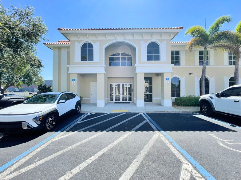 4375 Radio Rd, Naples, FL à louer - Photo du bâtiment - Image 2 de 9