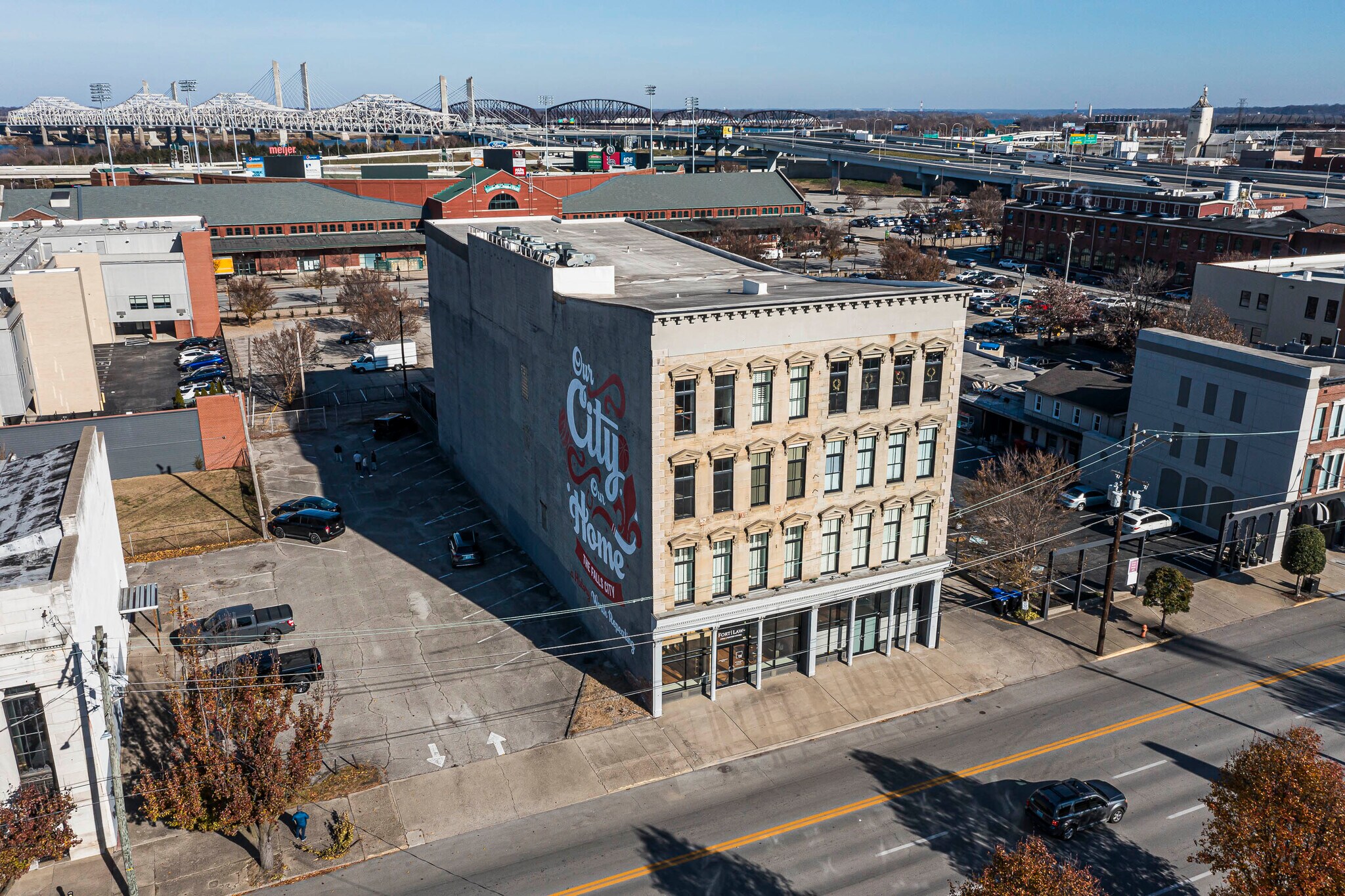 415 E Market St, Louisville, KY à louer Photo du bâtiment- Image 1 de 11