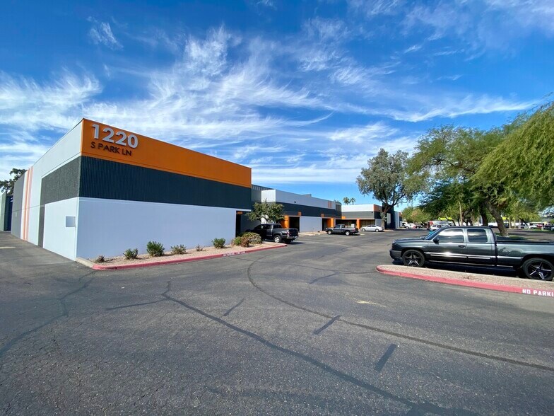 2425 W 12th St, Tempe, AZ à louer - Photo du bâtiment - Image 2 de 6