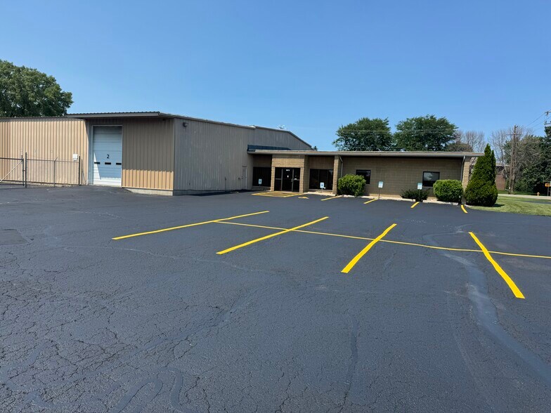 3675 N Main St, Oshkosh, WI for lease - Building Photo - Image 2 of 10