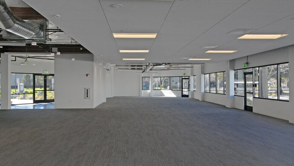 51-61 Daggett Dr, San Jose, CA à louer - Photo du bâtiment - Image 3 de 7