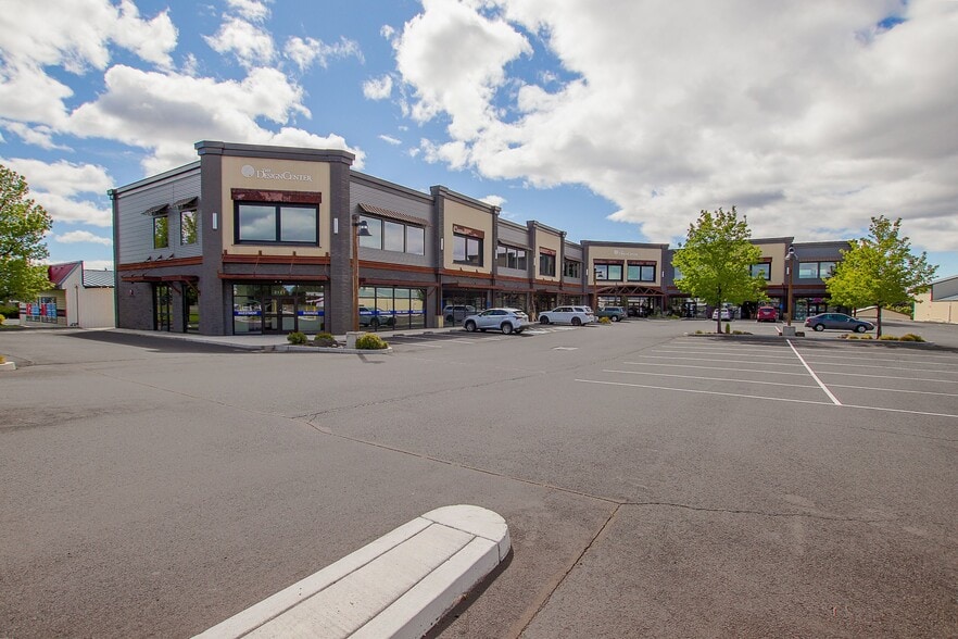 2127 S Hwy 97, Redmond, OR for lease - Building Photo - Image 2 of 9