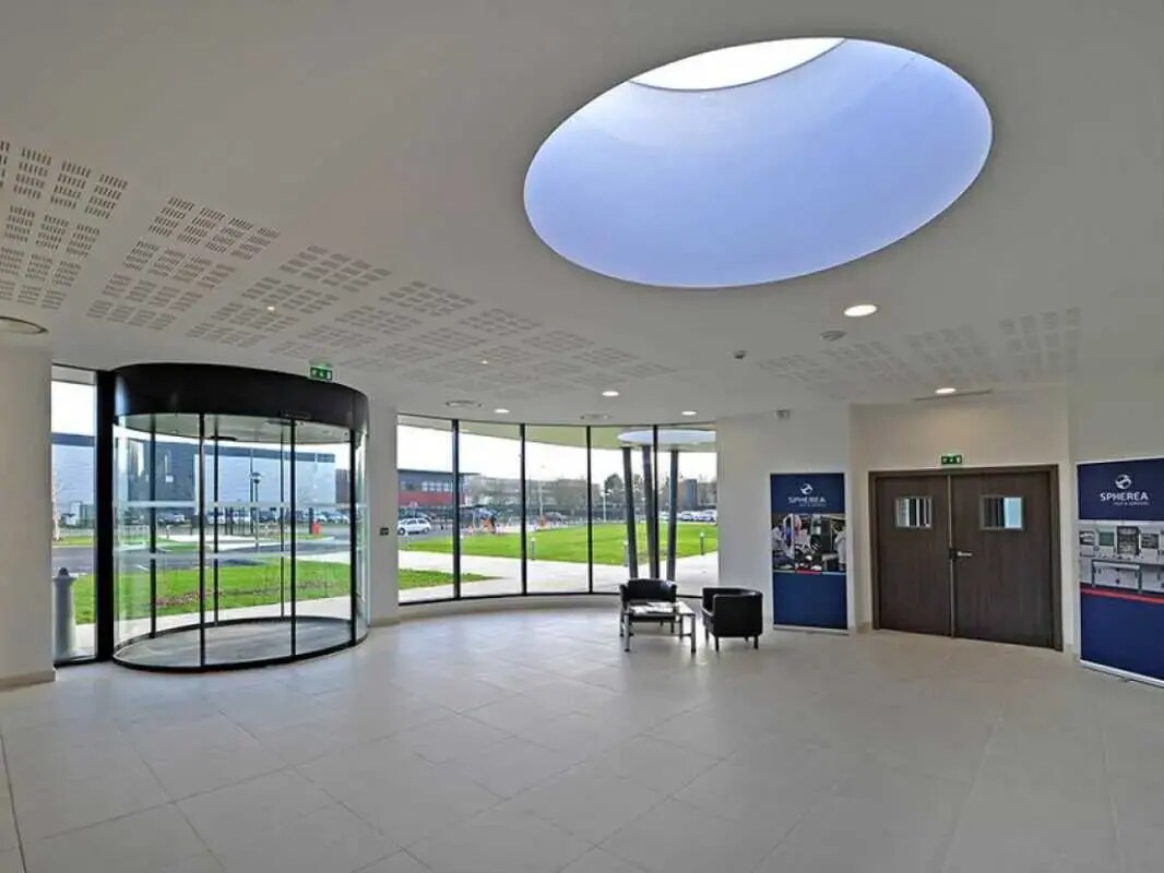 8 Rue Du Maréchal De Lattre De Tassigny, Élancourt for lease Interior Photo- Image 1 of 2