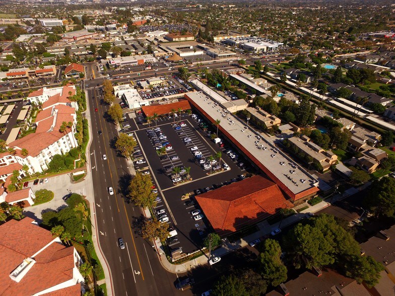 1525 Mesa Verde Dr E, Costa Mesa, CA à louer - Photo du bâtiment - Image 3 de 9