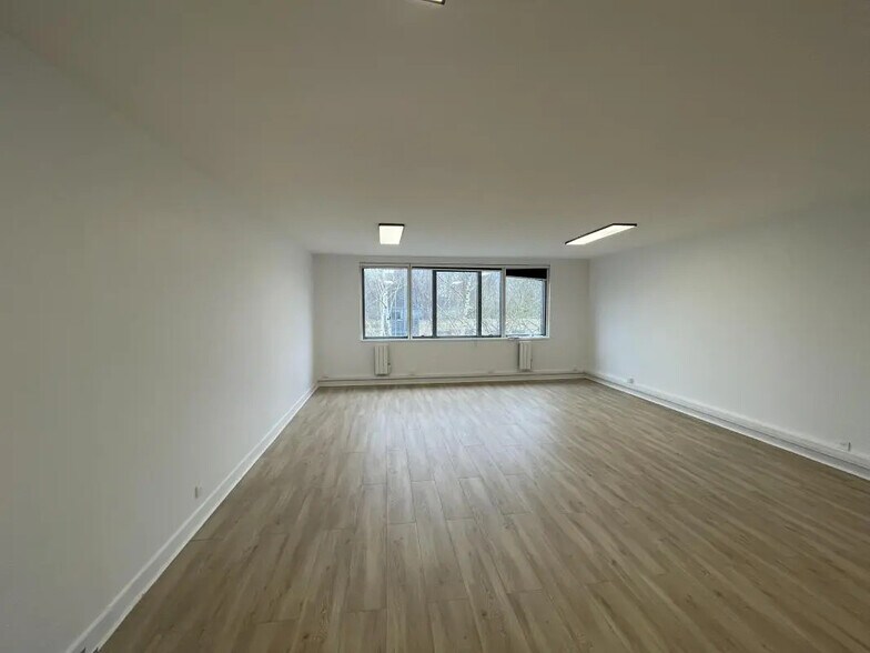 Rue Albert Einstein, Champs-sur-Marne for lease - Interior Photo - Image 2 of 5