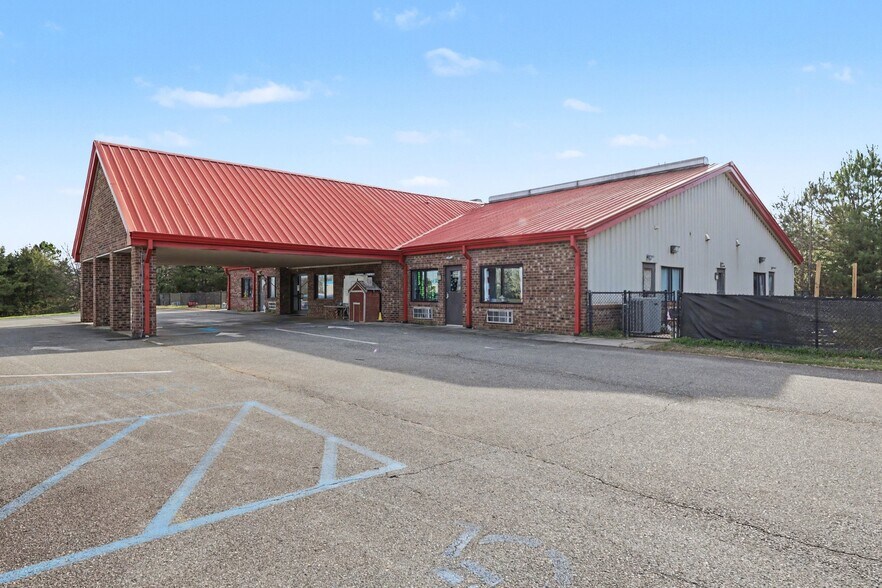 6490 Franz Warner Pky, Whitsett, NC à vendre - Photo du bâtiment - Image 3 de 15