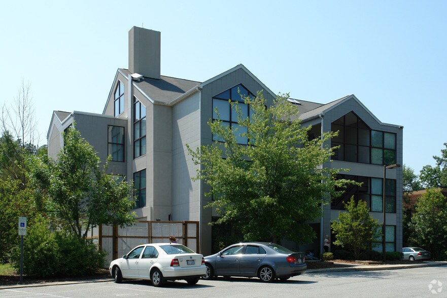 930 Martin Luther King Jr Blvd, Chapel Hill, NC à louer - Photo du bâtiment - Image 3 de 76