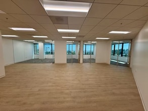 21550 Oxnard St, Woodland Hills, CA for lease Interior Photo- Image 1 of 8