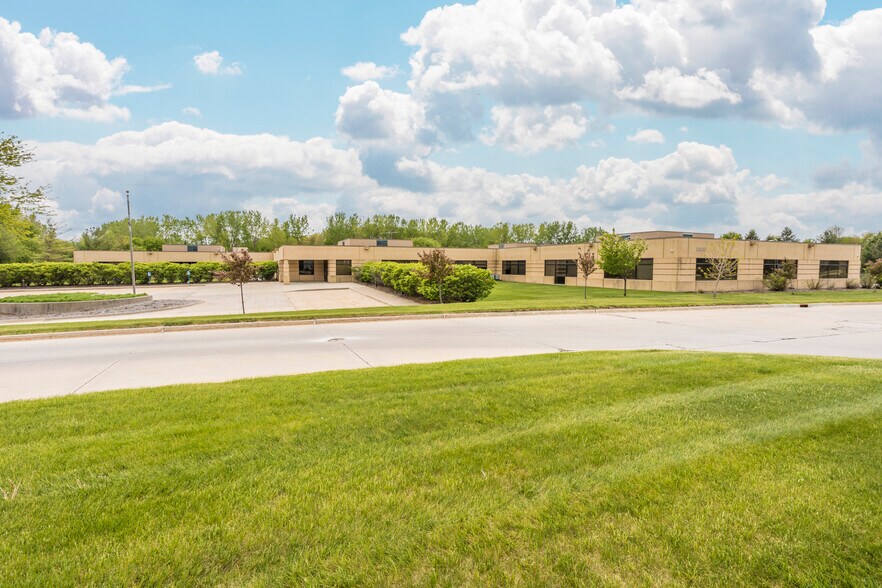13300 Hickman Rd, Clive, IA à vendre - Photo du bâtiment - Image 2 de 7