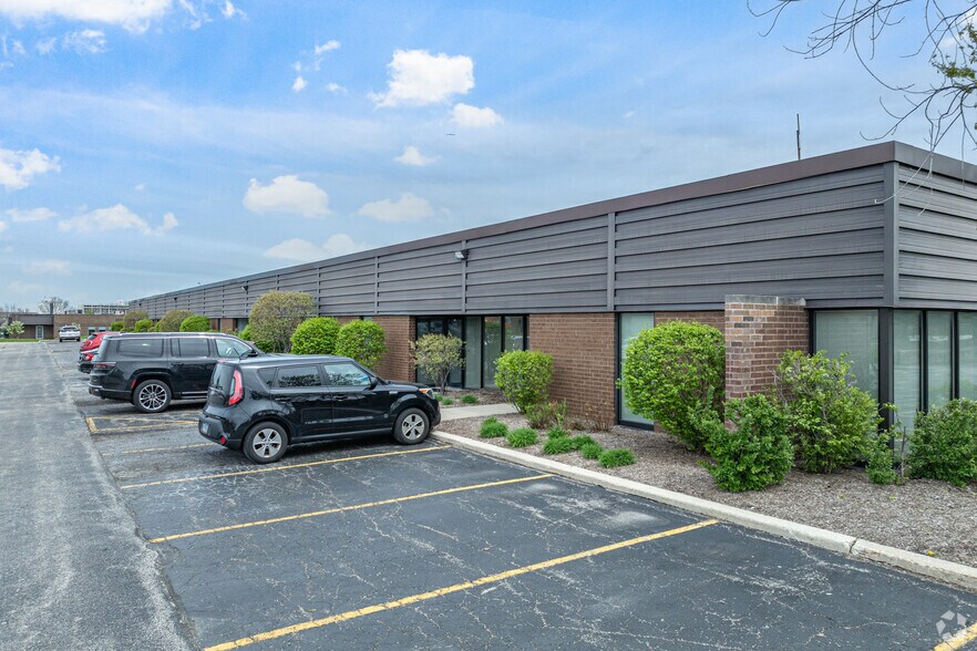 421-449 Eisenhower Ln S, Lombard, IL à louer - Photo du bâtiment - Image 2 de 5