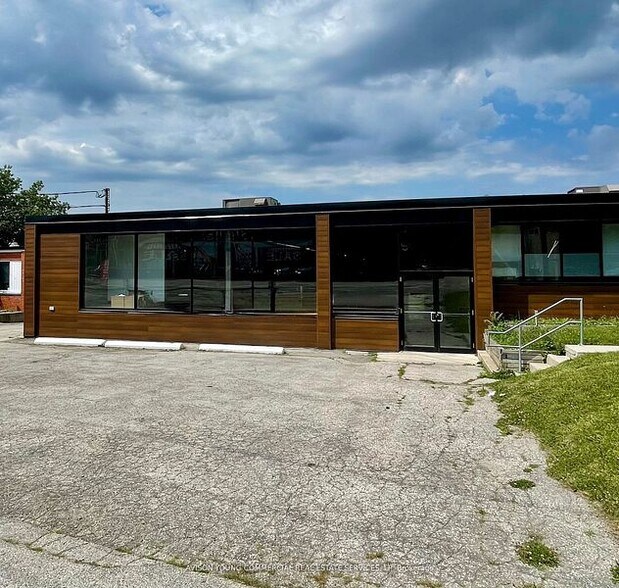 894 Caledonia Rd, Toronto, ON à louer - Photo du bâtiment - Image 2 de 9