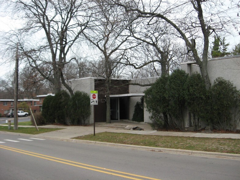 735 Saint Johns Ave, Highland Park, IL à louer - Photo du bâtiment - Image 2 de 2