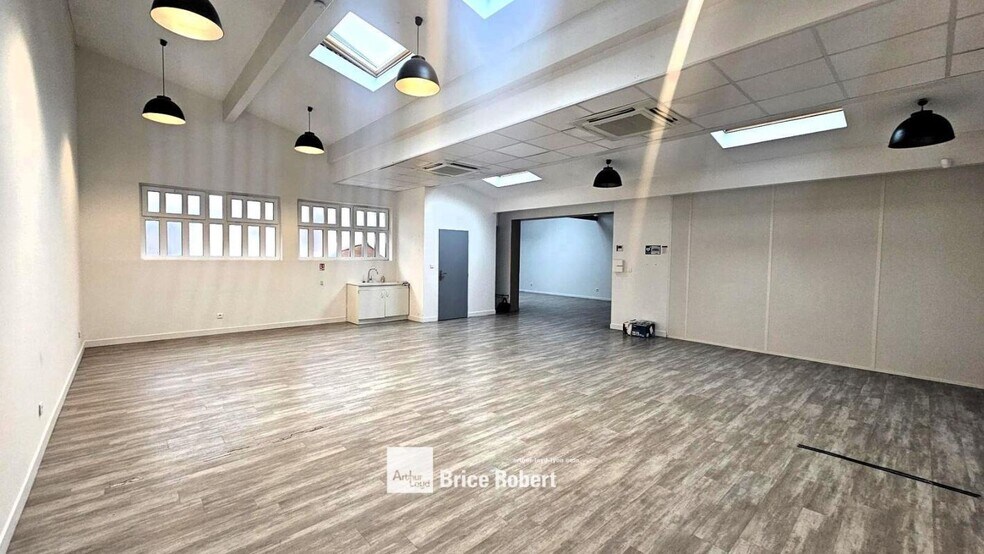 8 Bis Rue Du Champ De L'Orme, Villeurbanne for sale - Interior Photo - Image 3 of 7