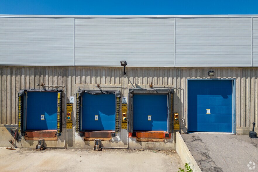 5550 Skyline Way NE, Calgary, AB à vendre - Photo du bâtiment - Image 2 de 8